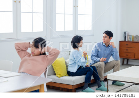 自宅で学習をする小学生 自宅で学習をする小学生 141709183