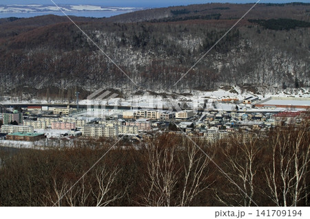 名勝天都山から雪景色の網走市街地の俯瞰 名勝天都山から雪景色の網走市街地の俯瞰 141709194
