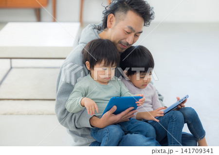児童と遊ぶ男性  141709341