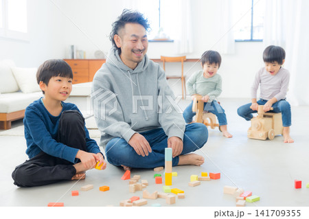 児童と遊ぶ男性 児童と遊ぶ男性 141709355