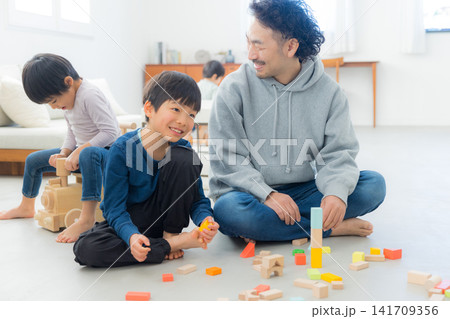 児童と遊ぶ男性 児童と遊ぶ男性 141709356