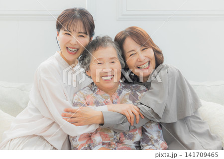 3世代の女性ファミリー 141709465