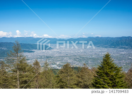 甘利山の登山道から見下ろす甲府盆地の街並みと山並み 141709483