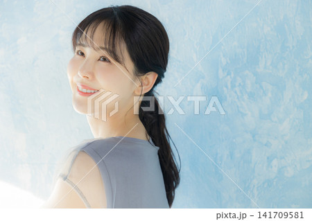 3世代の女性ファミリー 3世代の女性ファミリー 141709581