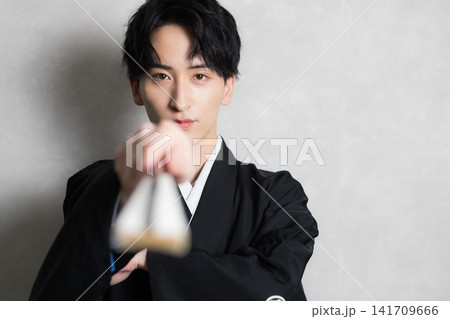 紋付袴の若い男性 紋付袴の若い男性 141709666