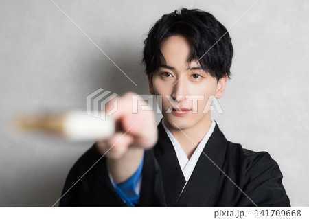 紋付袴の若い男性 　　　 141709668