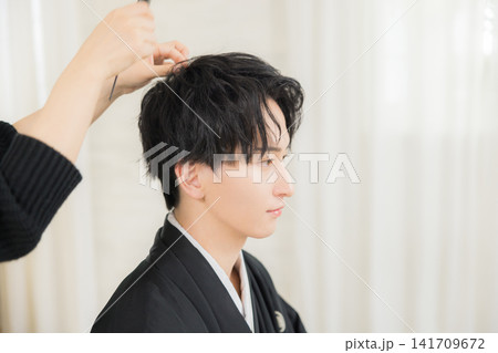 紋付袴の若い男性 　 141709672