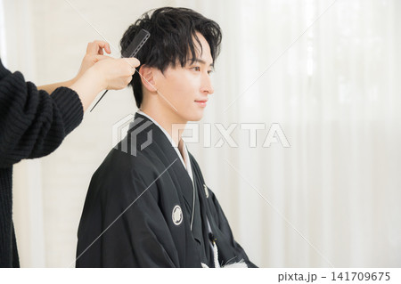 紋付袴の若い男性 紋付袴の若い男性 141709675