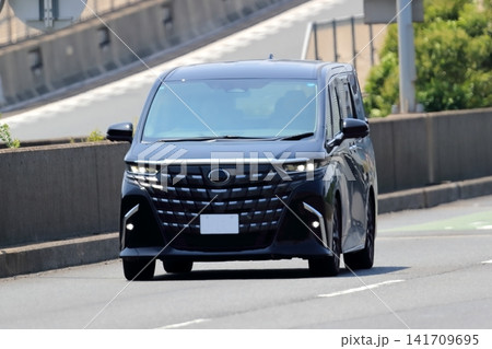 走行中の高級ミニバン 走行中の高級ミニバン 141709695