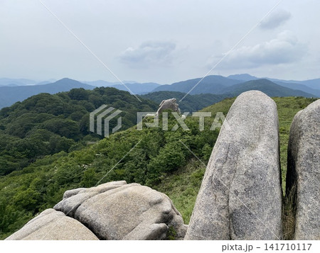 インディアン平原にそびえる巨岩と稜線の風景 141710117