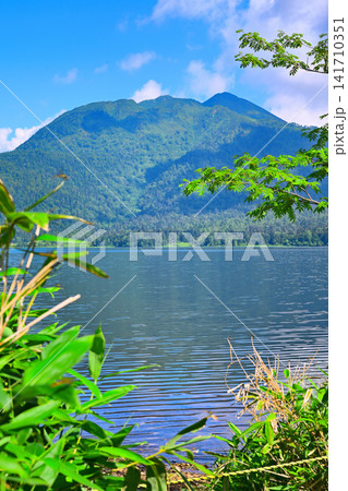 尾瀬沼と燧ケ岳 青空眩しい 夏の風景 尾瀬沼と燧ケ岳 青空眩しい 夏の風景 141710351