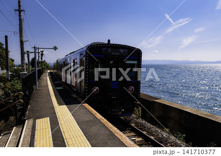 大村湾を一望できるレトロな駅舎の千綿駅 141710377
