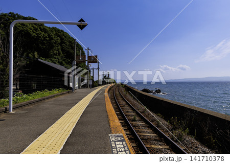 大村湾を一望できるレトロな駅舎の千綿駅 大村湾を一望できるレトロな駅舎の千綿駅 141710378
