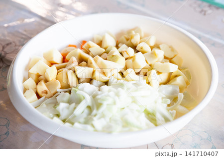 キャンプ場で調理準備されたカット野菜 キャンプ場で調理準備されたカット野菜 141710407