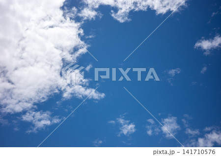 晴天の夏空と白い雲 晴天の夏空と白い雲 141710576