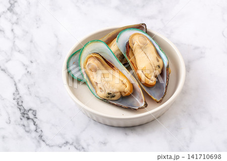 fresh raw green-lipped mussels opened on half shell 141710698