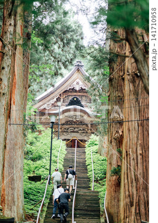 【長野市戸隠】戸隠神社 宝光社 石段の参道を登る観光客 【長野市戸隠】戸隠神社 宝光社 石段の参道を登る観光客 141710958
