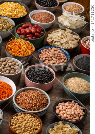 mixed Whole Grain Varieties and Cereal Ingredients mixed Whole Grain Varieties and Cereal Ingredients 141711250