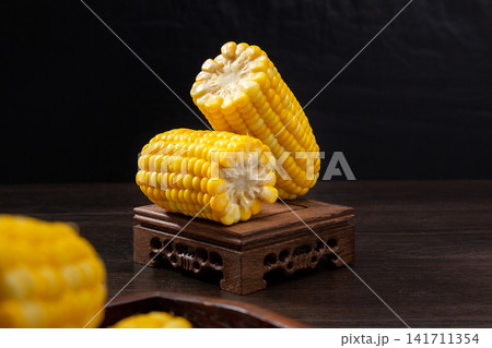 boiled yellow sweet corn cobs served on a plate boiled yellow sweet corn cobs served on a plate 141711354