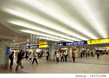 横浜駅北口の通路天井の印象的な間接照明 横浜駅北口の通路天井の印象的な間接照明 141711496