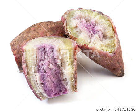 steamed purple flesh sweet potato in bamboo steamer 141711580
