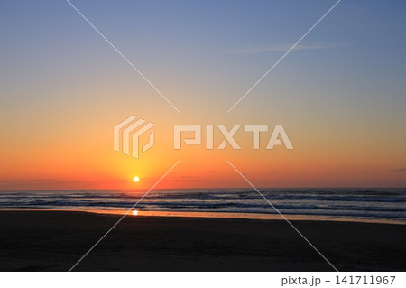 美しい海岸の朝焼け 美しい海岸の朝焼け 141711967