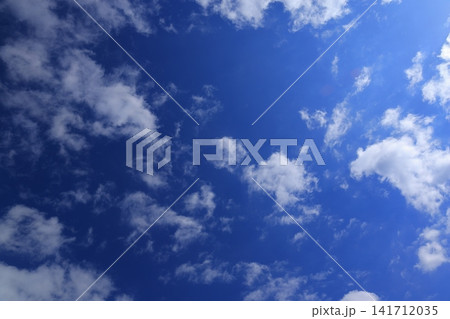 青空に浮かぶ雲 青空に浮かぶ雲 141712035