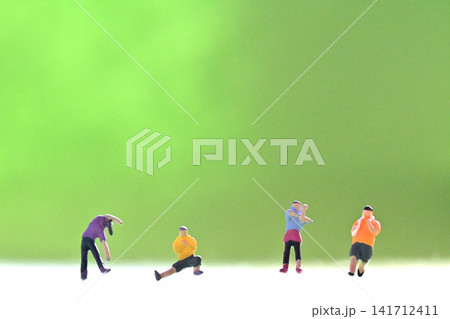 健康管理 ストレッチ体操をする人々イメージ 健康管理 ストレッチ体操をする人々イメージ 141712411