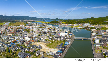 空撮で伊万里川上空から見た伊万里市街と伊万里大橋 空撮で伊万里川上空から見た伊万里市街と伊万里大橋 141712435