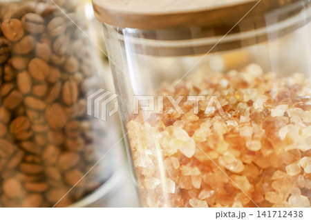 瓶に入ったコーヒー豆と岩塩 瓶に入ったコーヒー豆と岩塩 141712438