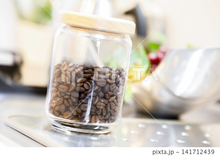 瓶に入ったコーヒー豆 瓶に入ったコーヒー豆 141712439
