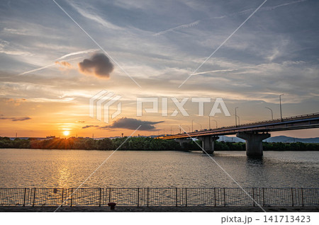 夕暮れの淀川 淀川新橋 大阪府寝屋川市 高槻市 夕暮れの淀川 淀川新橋 大阪府寝屋川市 高槻市 141713423