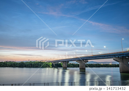 夕暮れの淀川 淀川新橋 大阪府寝屋川市 高槻市 夕暮れの淀川 淀川新橋 大阪府寝屋川市 高槻市 141713432