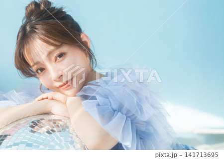 水色のドレスを着て微笑む若い女性 水色のドレスを着て微笑む若い女性 141713695