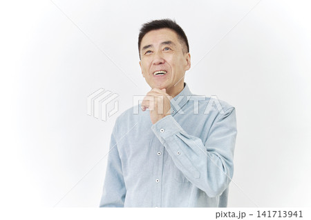 白背景で思い出す男性 白背景で思い出す男性 141713941