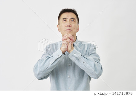 白背景で祈る男性 141713979