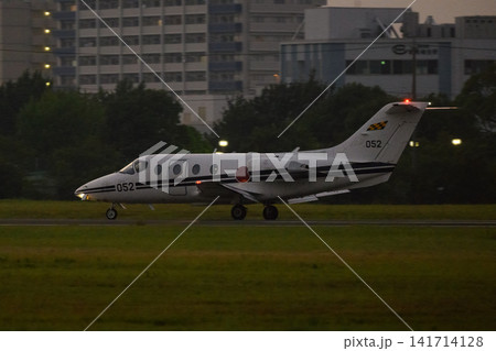 夕暮れに着陸する航空自衛隊T-400練習機 夕暮れに着陸する航空自衛隊T-400練習機 141714128