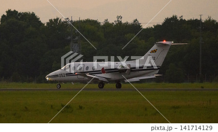 夕暮れに着陸する航空自衛隊T-400練習機 夕暮れに着陸する航空自衛隊T-400練習機 141714129