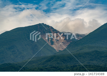 海上から望む雲わく知床硫黄山_山頂付近 海上から望む雲わく知床硫黄山_山頂付近 141714389
