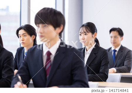 就活　セミナー　スーツを着た若い男女　撮影協力：学校法人電波学園　東京電子専門学校 141714841