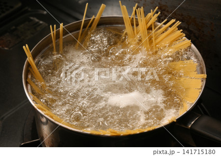 パスタをゆでるシーン パスタをゆでるシーン 141715180