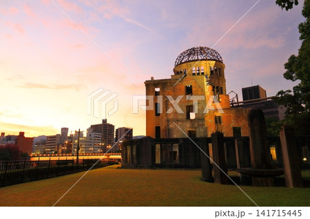 【広島県】夕焼けの原爆ドーム(平和記念公園) 【広島県】夕焼けの原爆ドーム(平和記念公園) 141715445