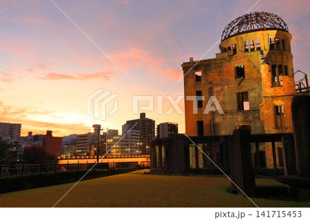 【広島県】夕焼けの原爆ドーム(平和記念公園) 【広島県】夕焼けの原爆ドーム(平和記念公園) 141715453