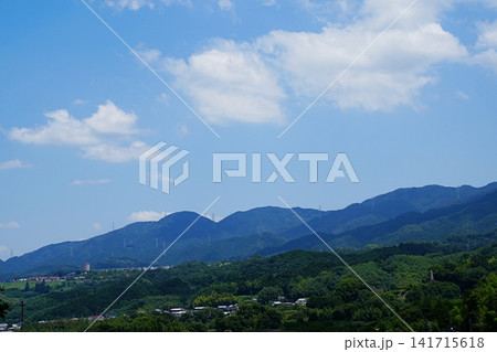 大阪 千早赤阪 下赤坂の棚田から見た岩橋山と牧場(夏) 大阪 千早赤阪 下赤坂の棚田から見た岩橋山と牧場(夏) 141715618
