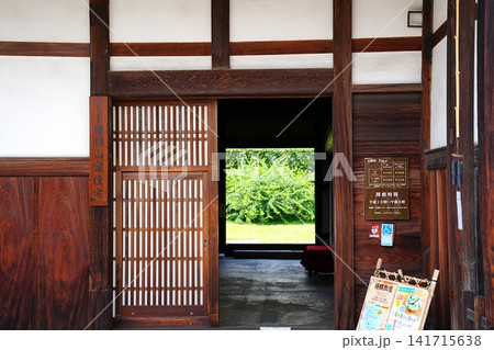 大阪 富田林市 寺内町 旧杉山家住宅 大戸口(市場筋、夏) 大阪 富田林市 寺内町 旧杉山家住宅 大戸口(市場筋、夏) 141715638
