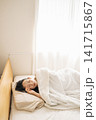 ベッドで眠る女性 141715867