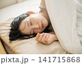 ベッドで眠る女性 141715868