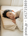 ベッドで眠る女性 141715869