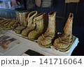 藁で編まれた雪靴の展示 日本の伝統的な防寒履物 141716064