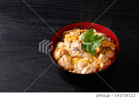 黒背景の親子丼 黒背景の親子丼 141716112